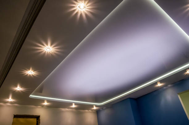 Современный внутренний потолок со звездообразными светильниками и непрямым синим светодиодным освещением, создающим успокаивающую атмосферу.
